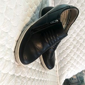 100% Leather
Care instructions
Machine Wash
Outer material
Leather
Closure type